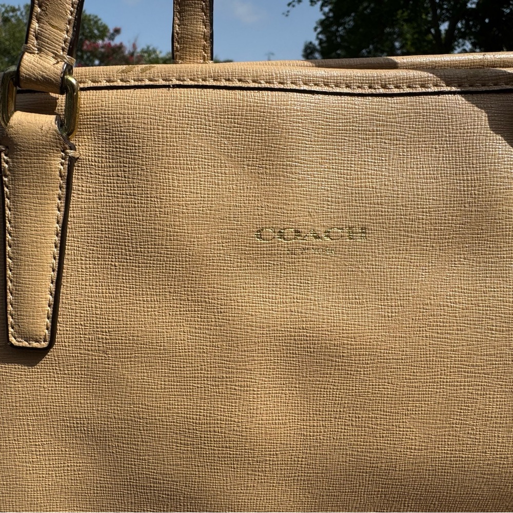AUTHENTIC Coach Tan Leather Tote Versatile Classic